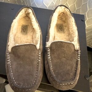 Women’s Ugg Moccasin Size 7